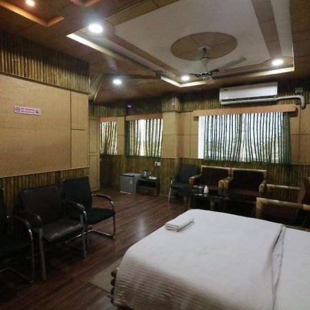 Hotel Himalaya Агартала Екстер'єр фото