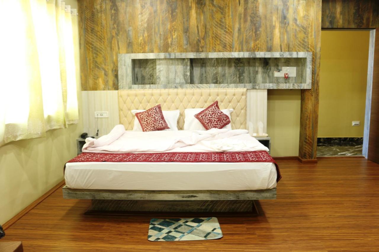 Hotel Himalaya Агартала Екстер'єр фото