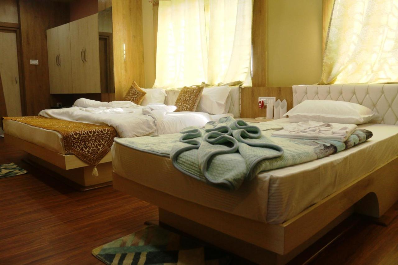 Hotel Himalaya Агартала Екстер'єр фото