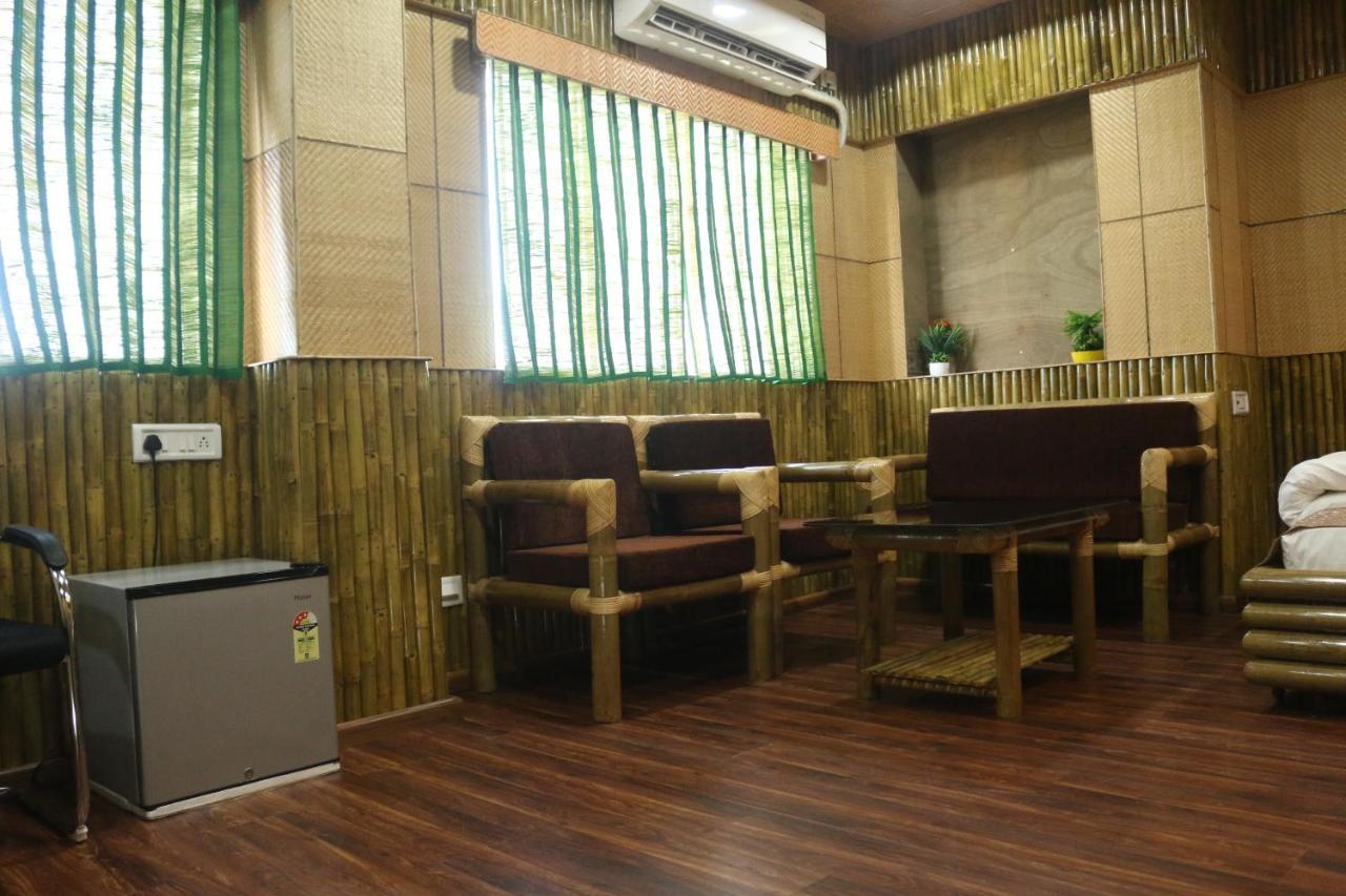 Hotel Himalaya Агартала Екстер'єр фото