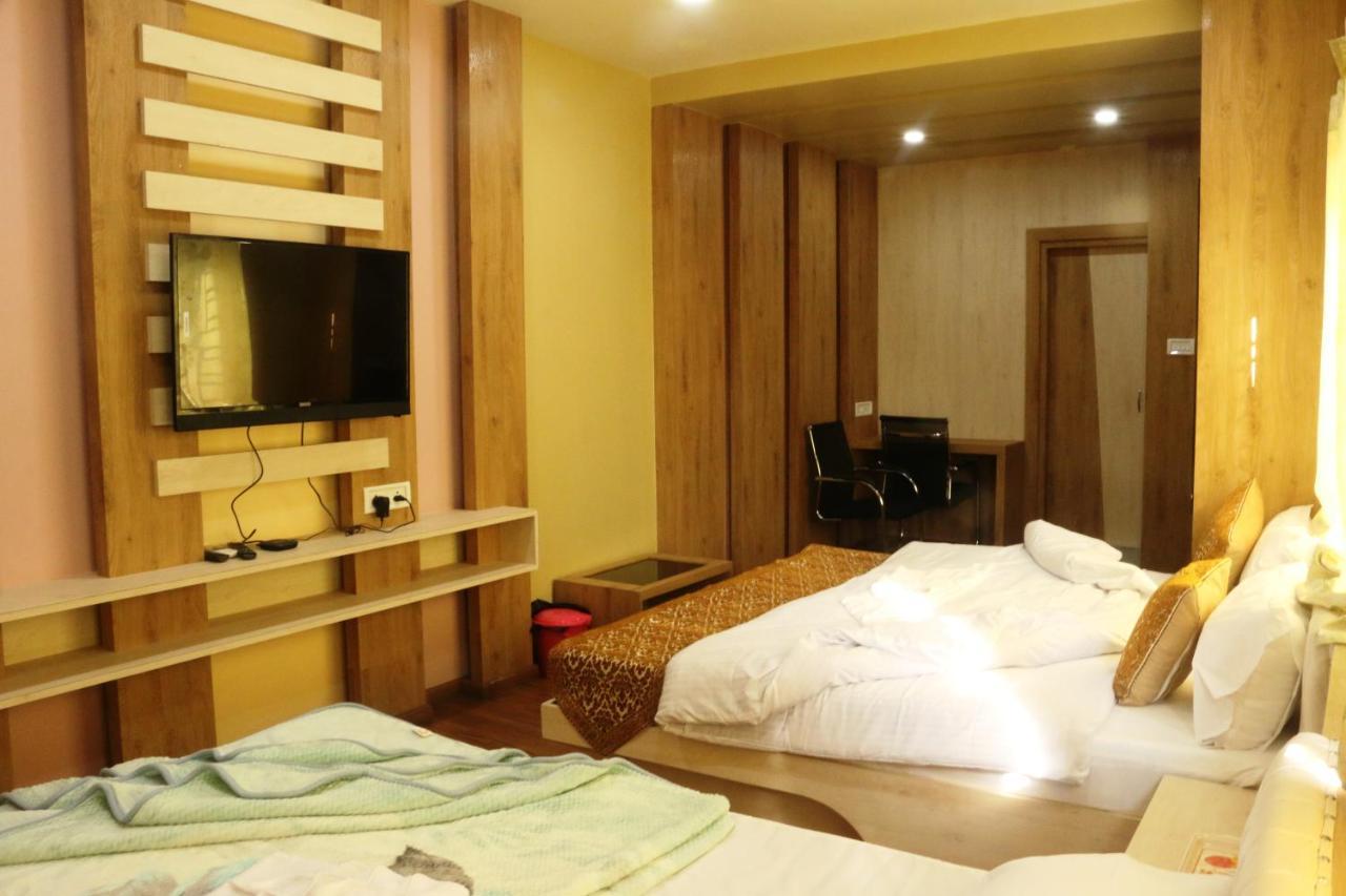 Hotel Himalaya Агартала Екстер'єр фото