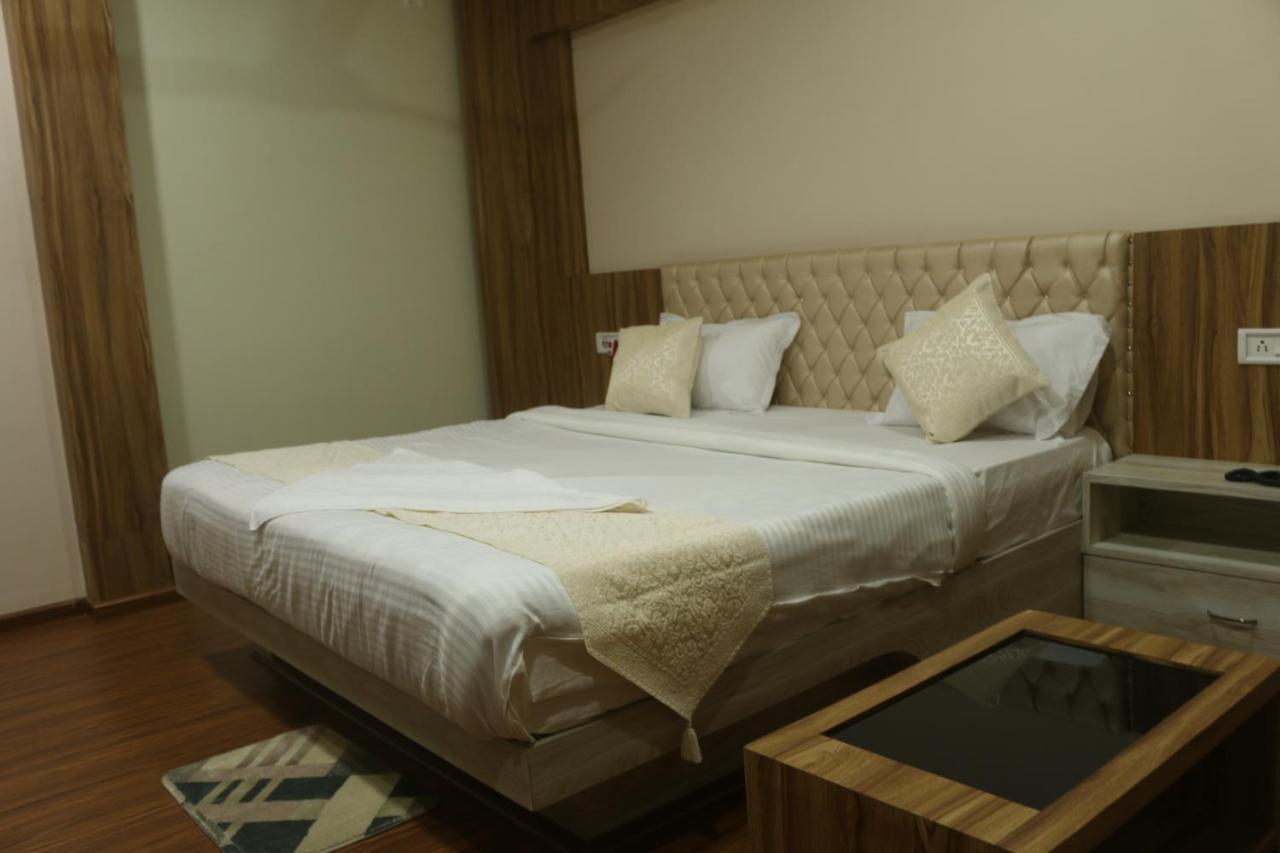 Hotel Himalaya Агартала Екстер'єр фото