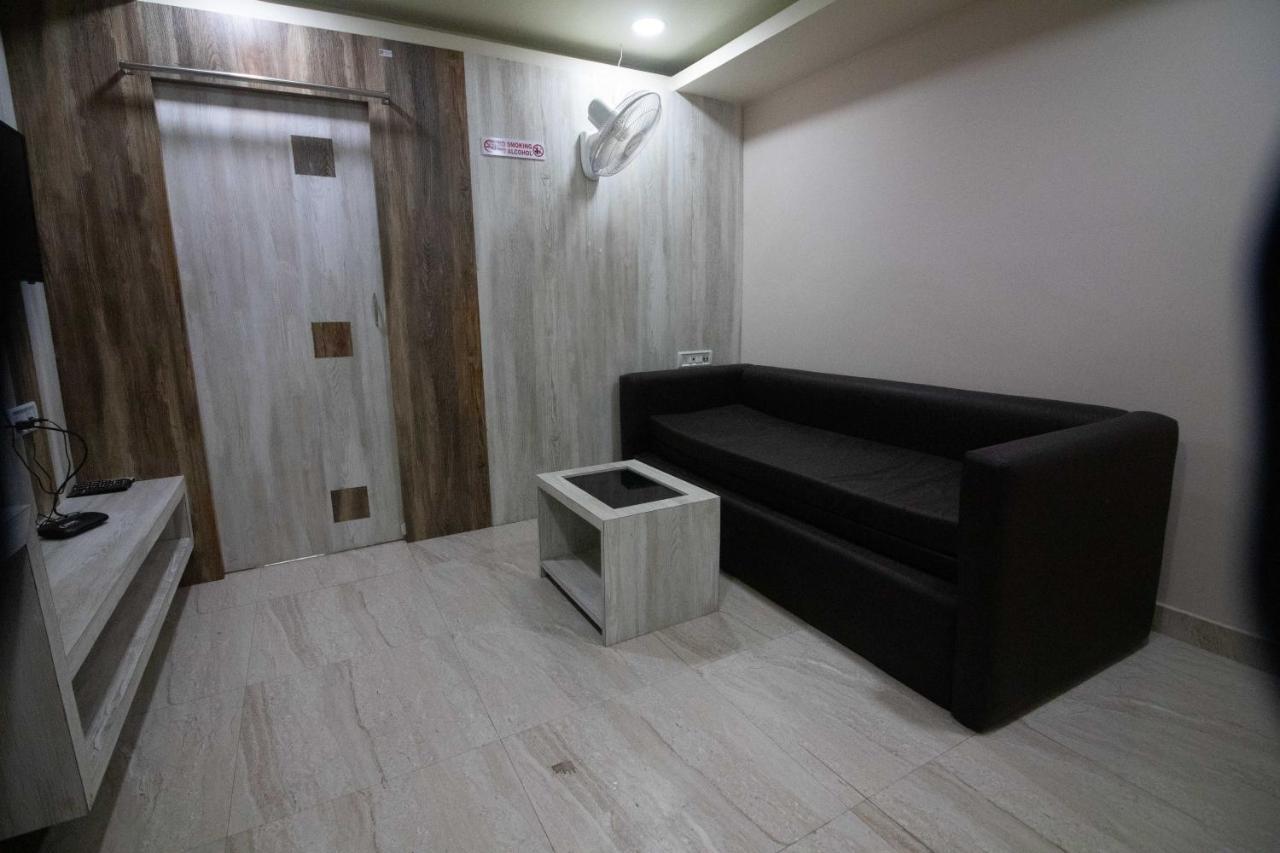 Hotel Himalaya Агартала Екстер'єр фото