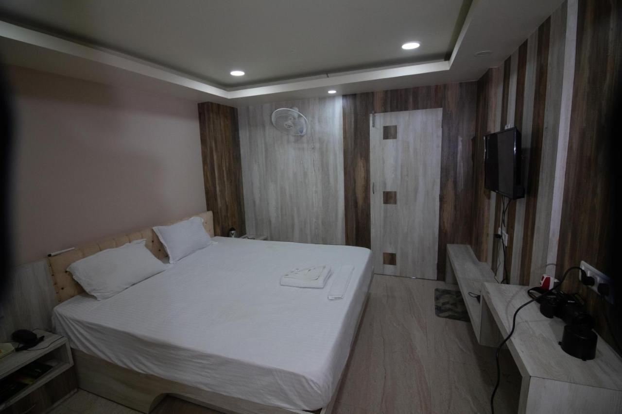 Hotel Himalaya Агартала Екстер'єр фото