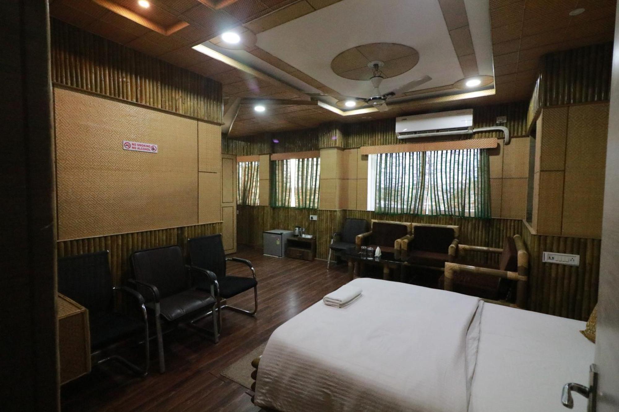 Hotel Himalaya Агартала Екстер'єр фото