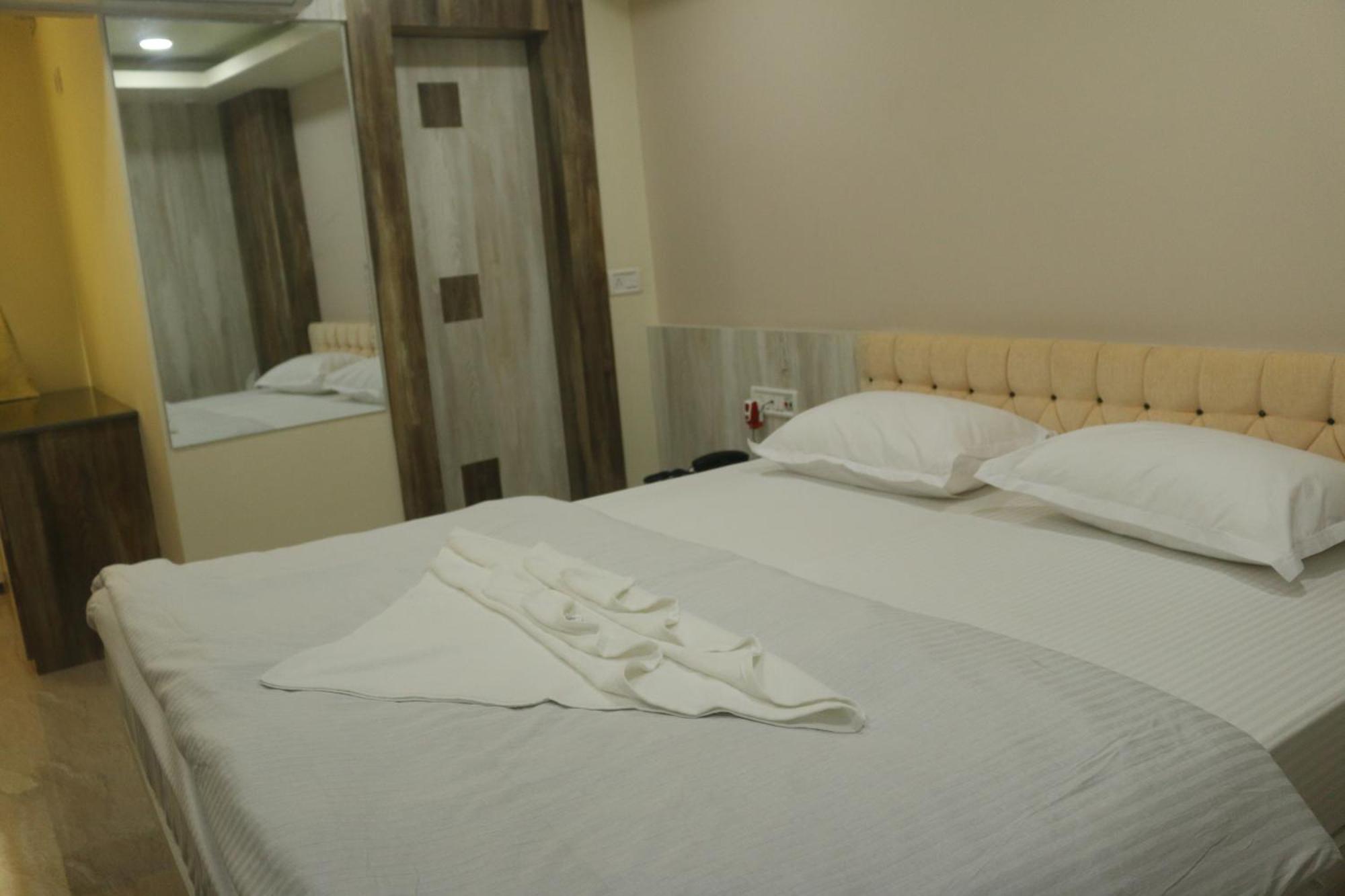 Hotel Himalaya Агартала Екстер'єр фото