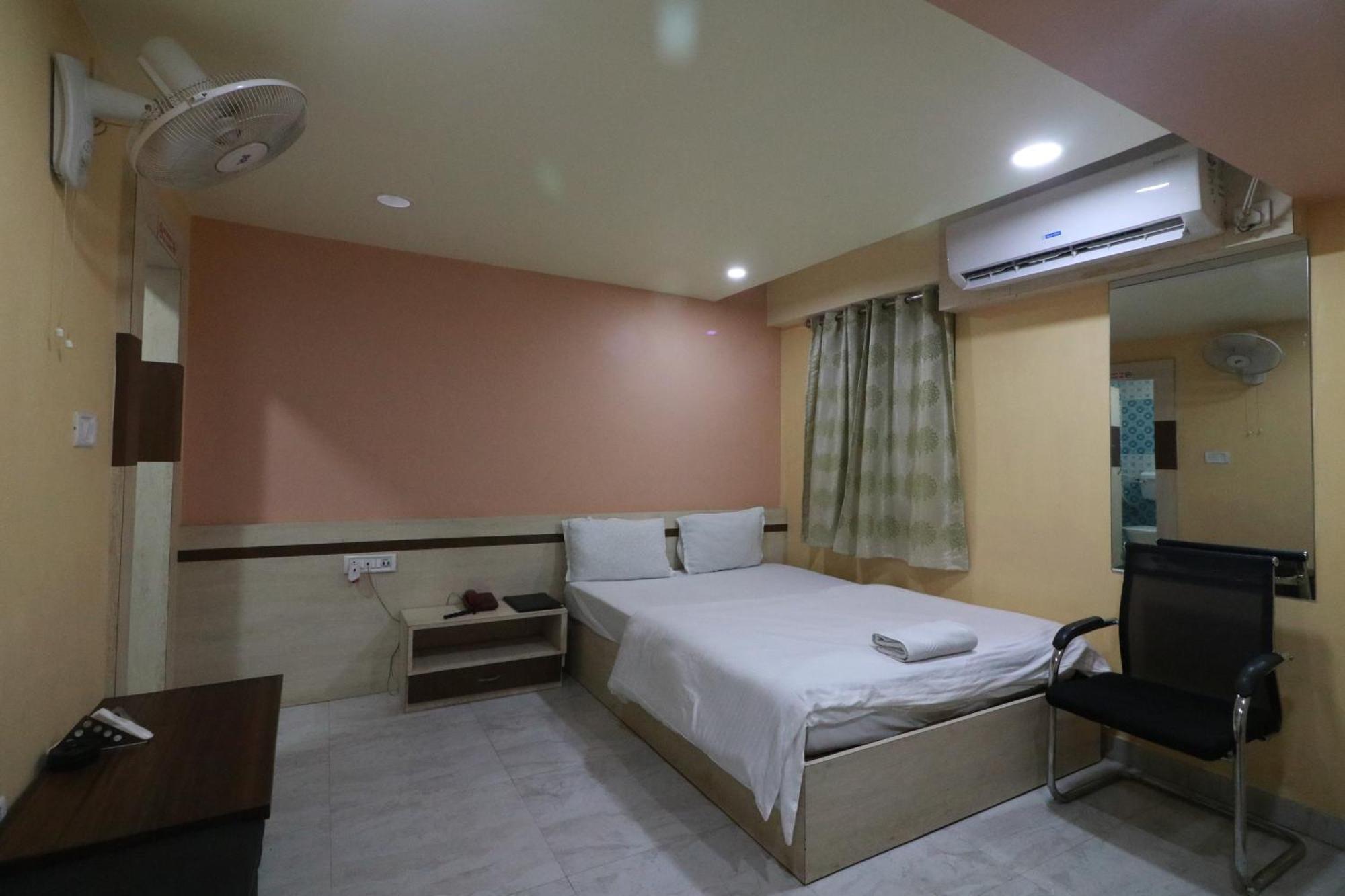 Hotel Himalaya Агартала Екстер'єр фото