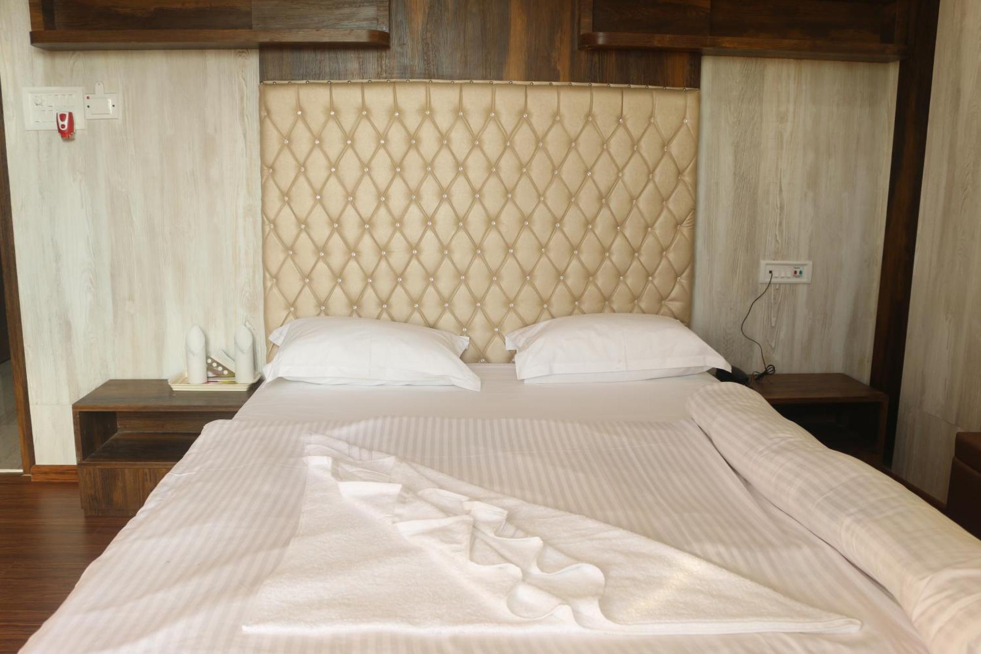 Hotel Himalaya Агартала Екстер'єр фото