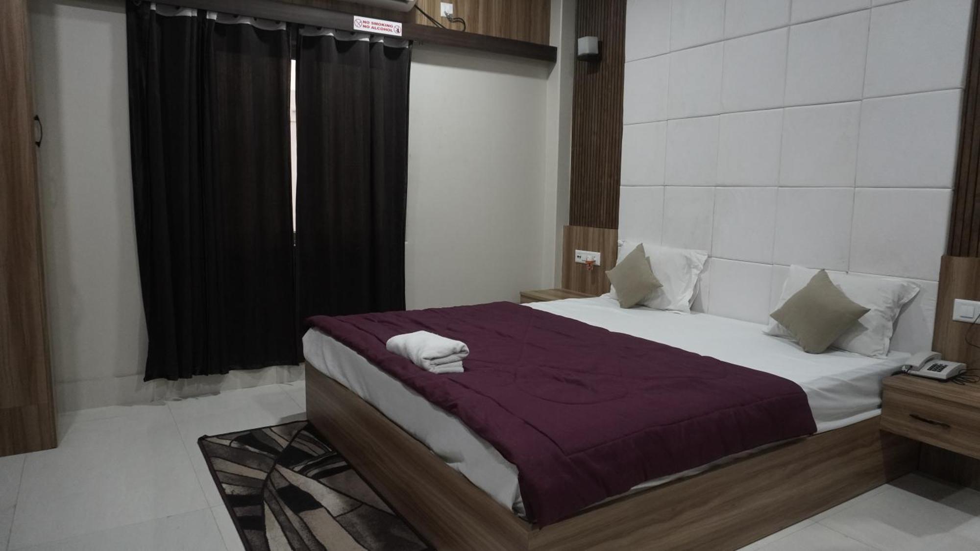 Hotel Himalaya Агартала Екстер'єр фото
