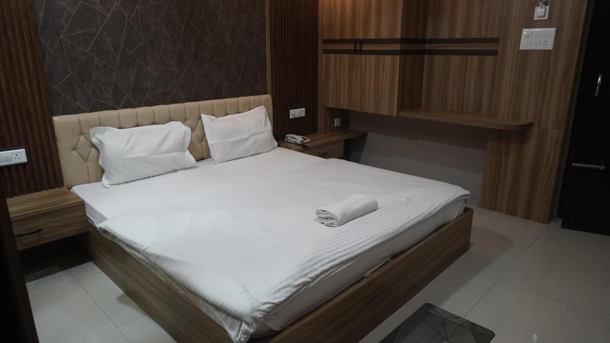 Hotel Himalaya Агартала Екстер'єр фото